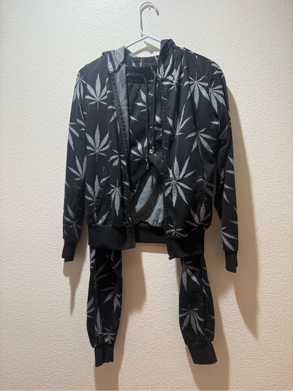 Black & Gray Leaf-Print Women's Jogger Set Size Small